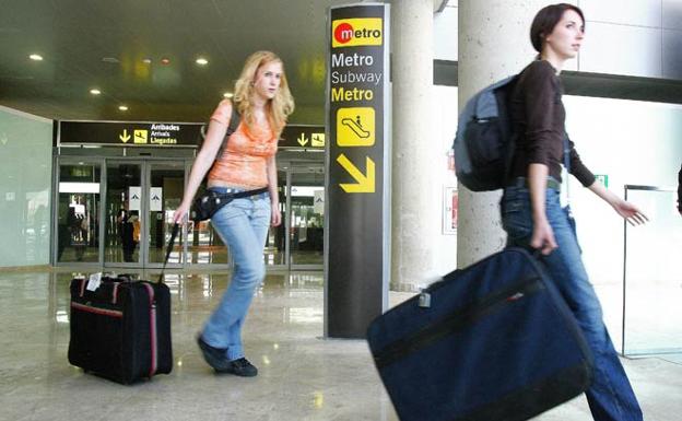 Dos viajeras con maletas, en el aeropuerto de Valencia.