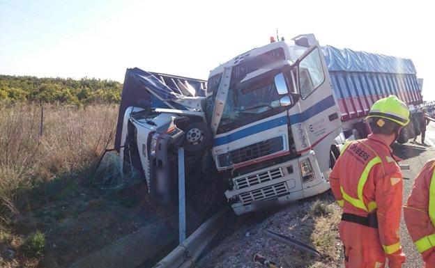 Los dfos camiones, tras el accidente en al 'by-pass' a la altura del termino de El Puig.