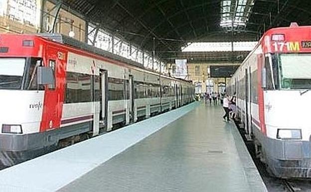 Trenes de Cercanías en la estación del Norte de Valencia.