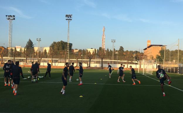 Jugadores del Valencia CF en el entrenamiento de este lunes en Paterna.