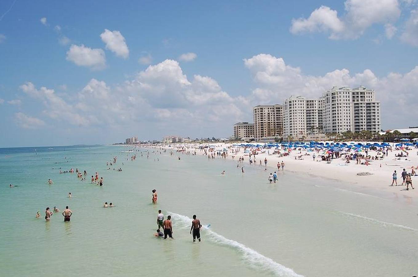 Calificada por la mayor parte de sus visitantes como excelente, la Playa Clearwater se encuentra en la costa del Golfo del estado de Florida (Estados Unidos). Debido a sus aguas cristalinas y a su fina arena blanca, ha conseguido quedarse en la séptima posición.