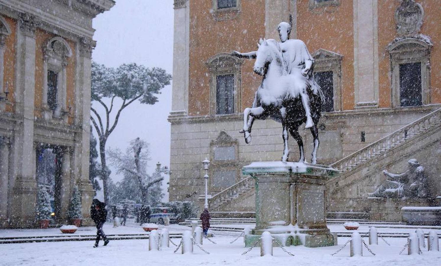 La capital italiana amanece teñida de blanco, algo que no ocurría desde hace seis años