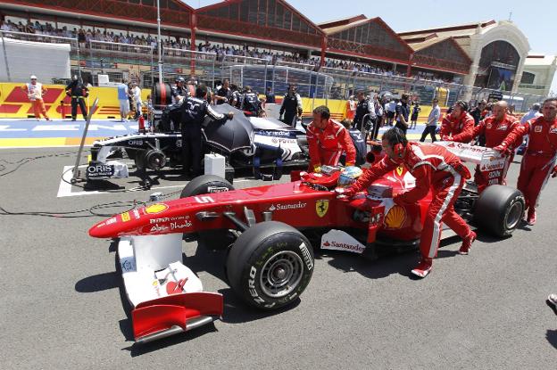 Uno de los automóviles de Ferrari, en la parrilla. 