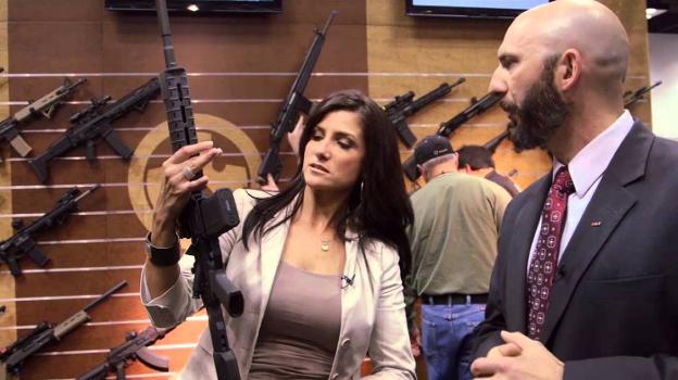 La portavoz de la Asociación Nacional del Rifle, Dana Loesch, examina un arma. 