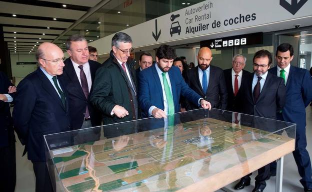 Varios políticos y representantes posan tras la firma del contrato de gestión, explotación y mantenimiento del Aeropuerto Internacional de la Región de Murcia por parte de AENA.