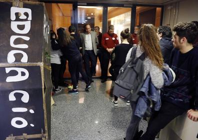 Imagen secundaria 1 - Sentada de estudiantes en el Rectorado de la Universitat para reclamar soluciones a la huelga de profesores asociados. 