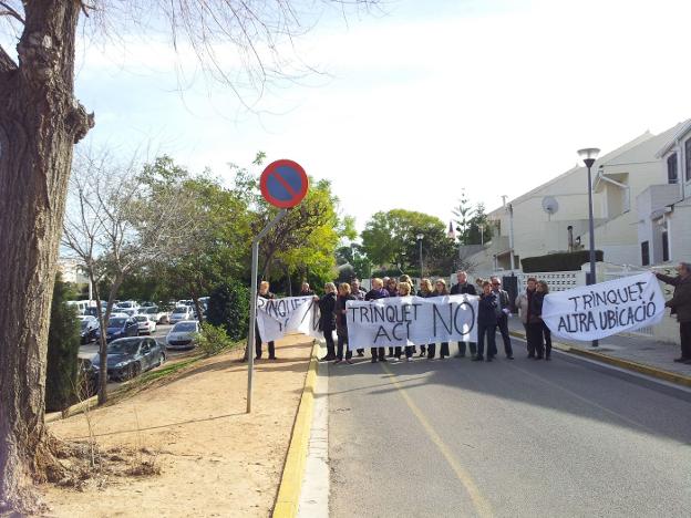 Vecinos de Benirredrà protestan en 2014 ante la construcción inminente del Trinquet de Gandia. 