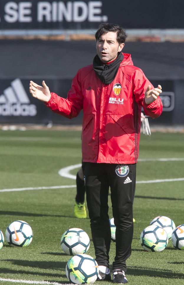 Marcelino da instrucciones en un entrenamiento. 