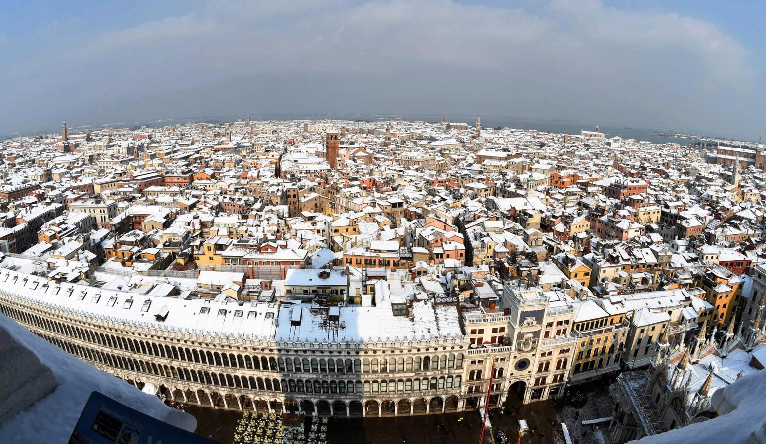 La ciudad de los canales amanece nevada tras el paso del temporal de frío siberiano que azota Europa