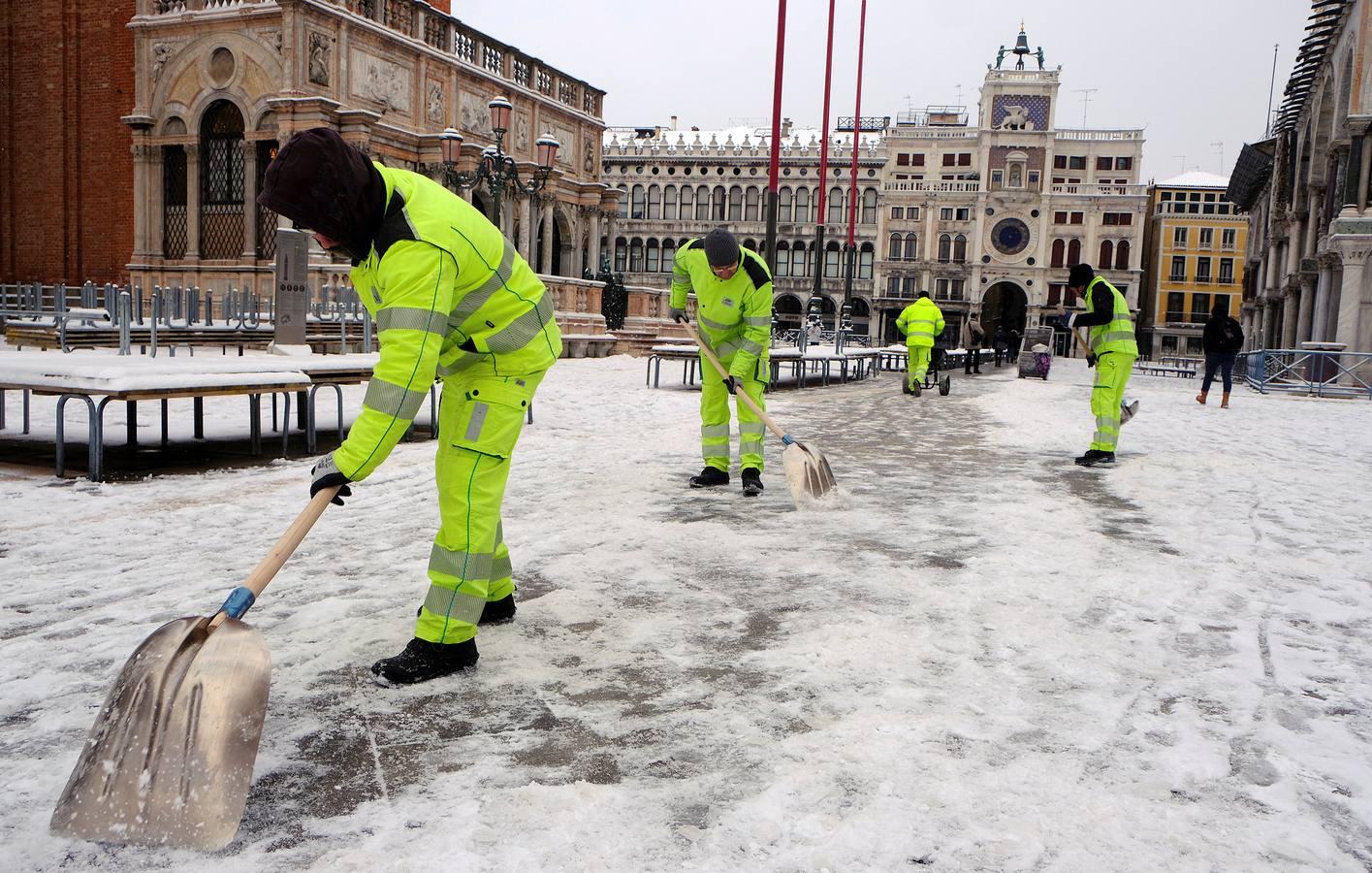 La ciudad de los canales amanece nevada tras el paso del temporal de frío siberiano que azota Europa