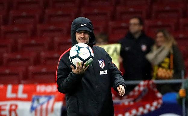 Antoine Griezmann, con el balón con el que marcó cuatro goles. 