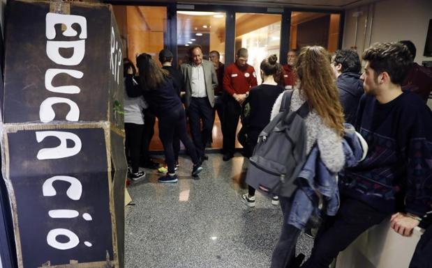 Decenas de alumnos de la Universitat de València (UV) entraron en las instalaciones del rectorado 
