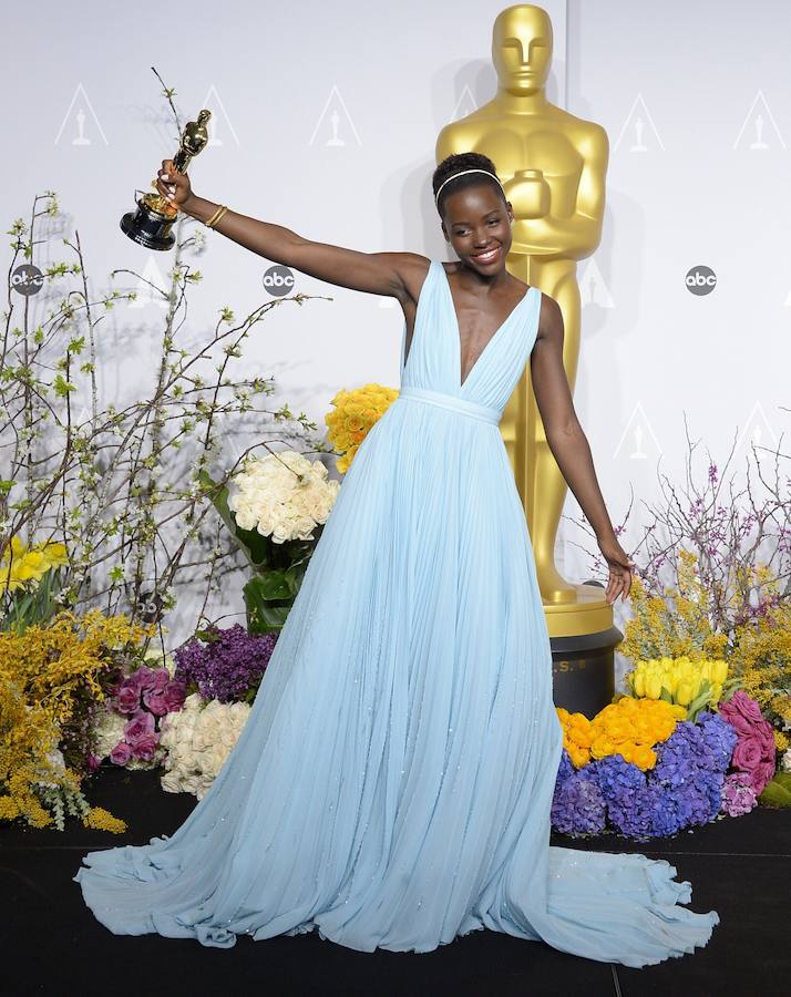 LOS MEJORES VESTIDOS | Lupita Nyong'o fue la auténtica protagonista de los Oscar en 2014. La actriz lució un sexy diseño en tono azul pastel de Prada, que llamó la atención por su llamativo escote. 