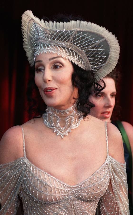 LOS PEORES VESTIDOS | Cher acudió de esta guisa, en 1998, a la gala de los Oscar. Su complicado vestido y su arriesgado sombrero la posicionaron como una de las peores vestidas de la historia de estos premios del cine.