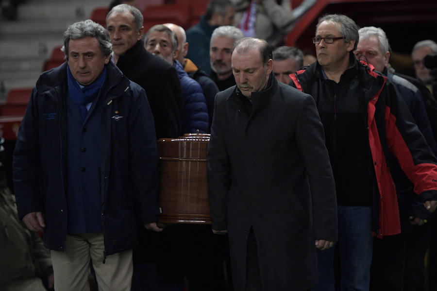 Miles de personas han dado su último adiós al mítico delantero en el estadio del Sporting. 