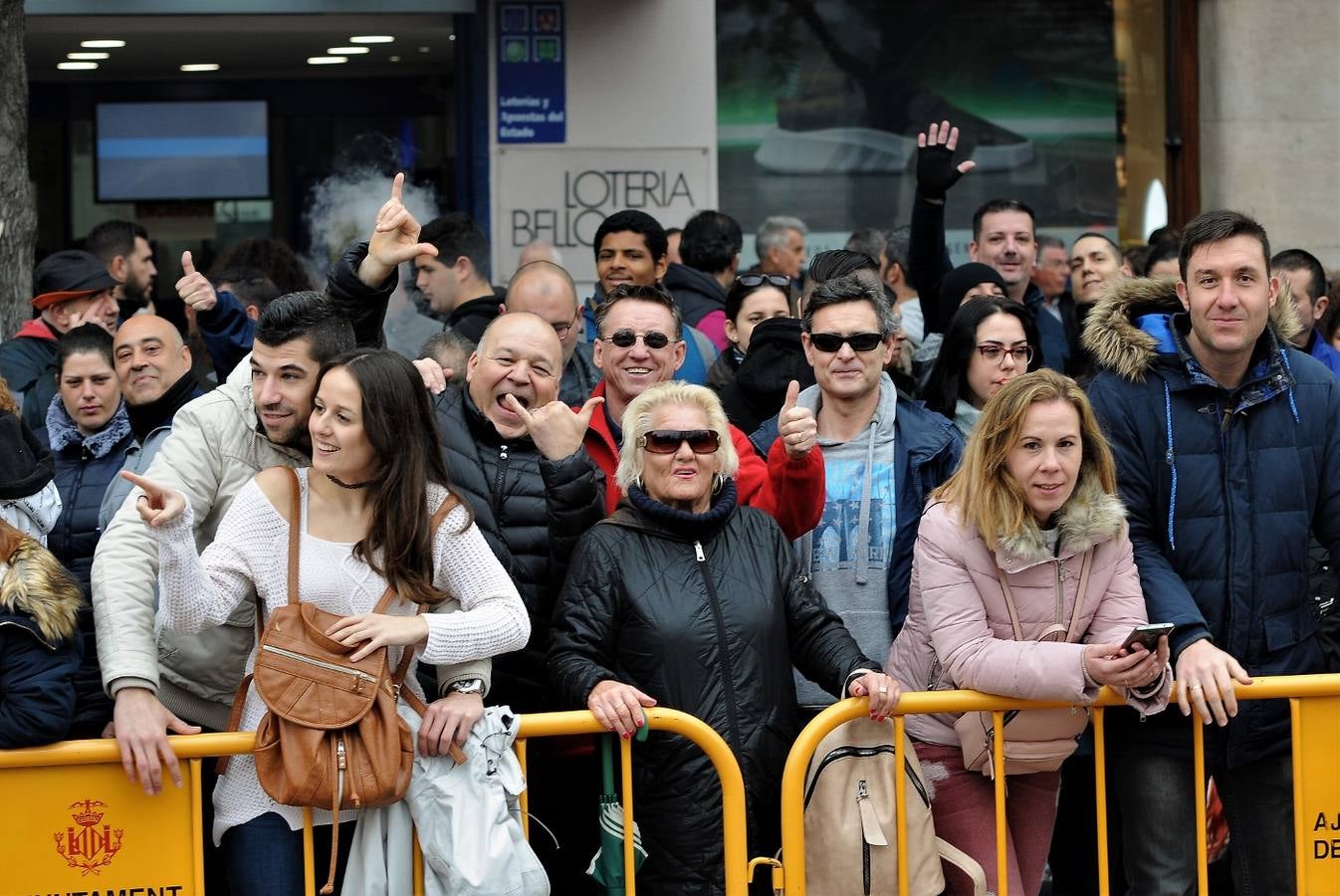 Fotos del público en la mascleta de hoy, 1 de marzo de 2018, la primera de estas Fallas, disparada por pirotecnia Peñarroja.