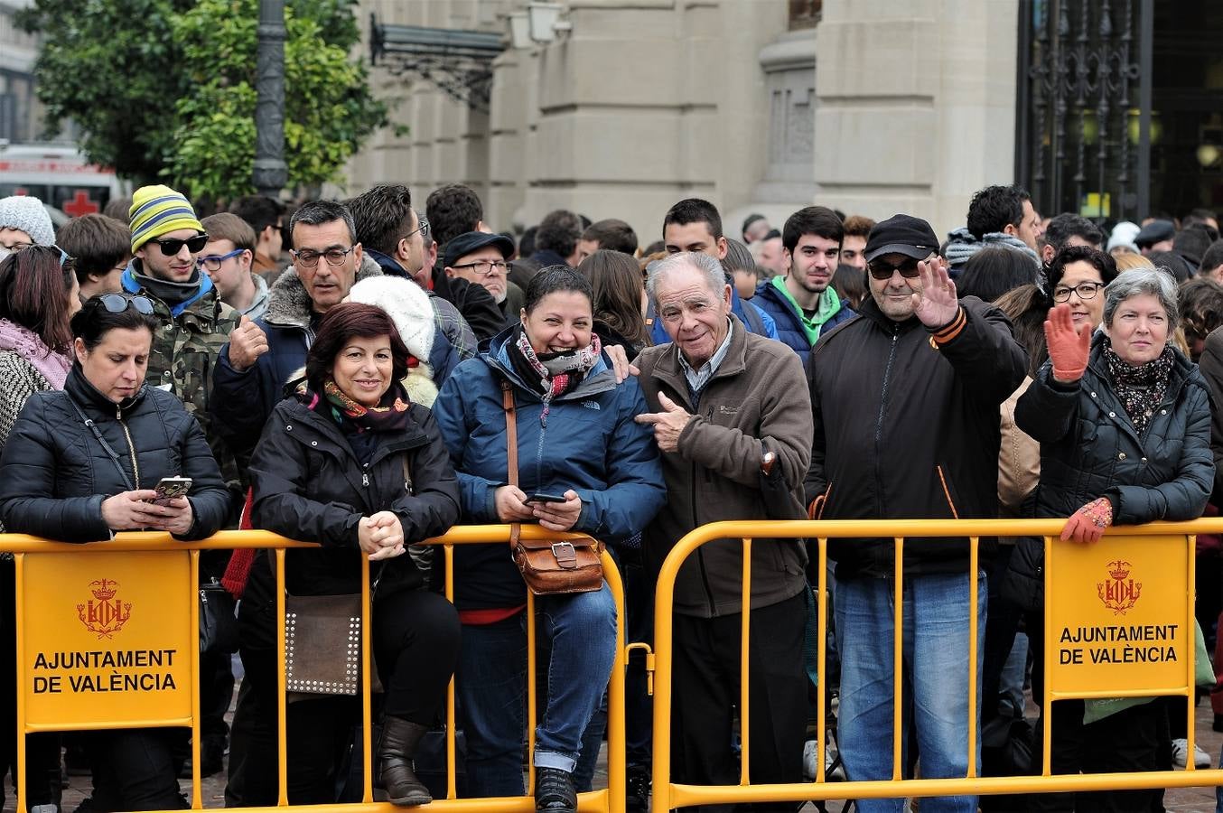 Fotos del público en la mascleta de hoy, 1 de marzo de 2018, la primera de estas Fallas, disparada por pirotecnia Peñarroja.