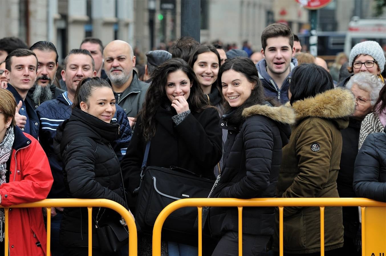 Fotos del público en la mascleta de hoy, 1 de marzo de 2018, la primera de estas Fallas, disparada por pirotecnia Peñarroja.