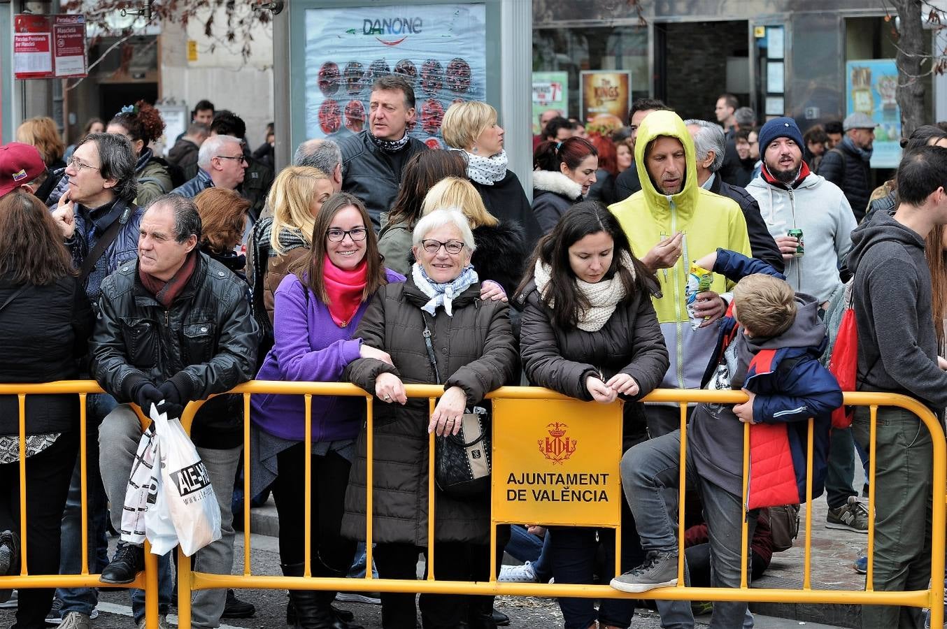 Fotos del público en la mascleta de hoy, 1 de marzo de 2018, la primera de estas Fallas, disparada por pirotecnia Peñarroja.