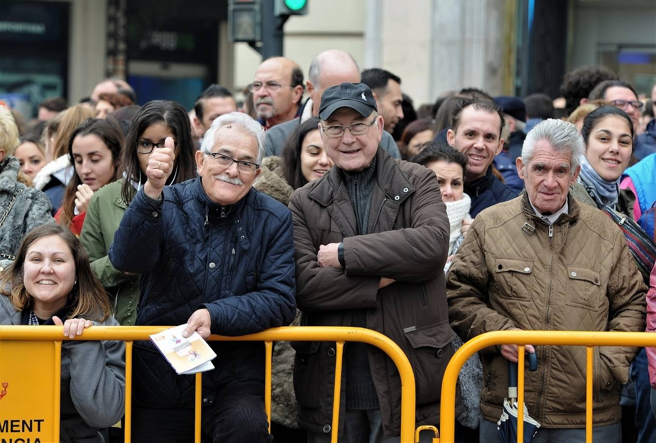 Fotos del público en la mascleta de hoy, 1 de marzo de 2018, la primera de estas Fallas, disparada por pirotecnia Peñarroja.