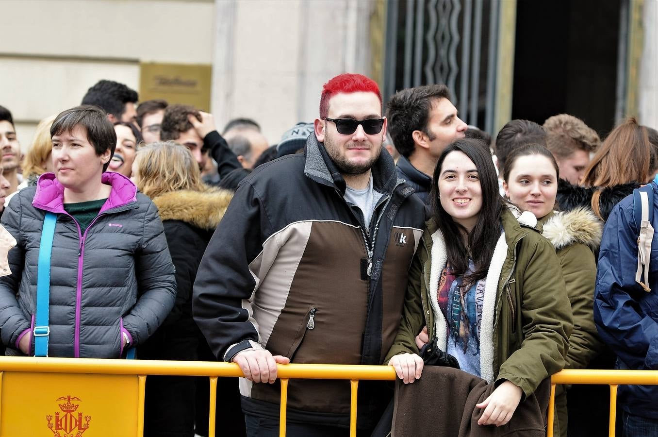 Fotos del público en la mascleta de hoy, 1 de marzo de 2018, la primera de estas Fallas, disparada por pirotecnia Peñarroja.