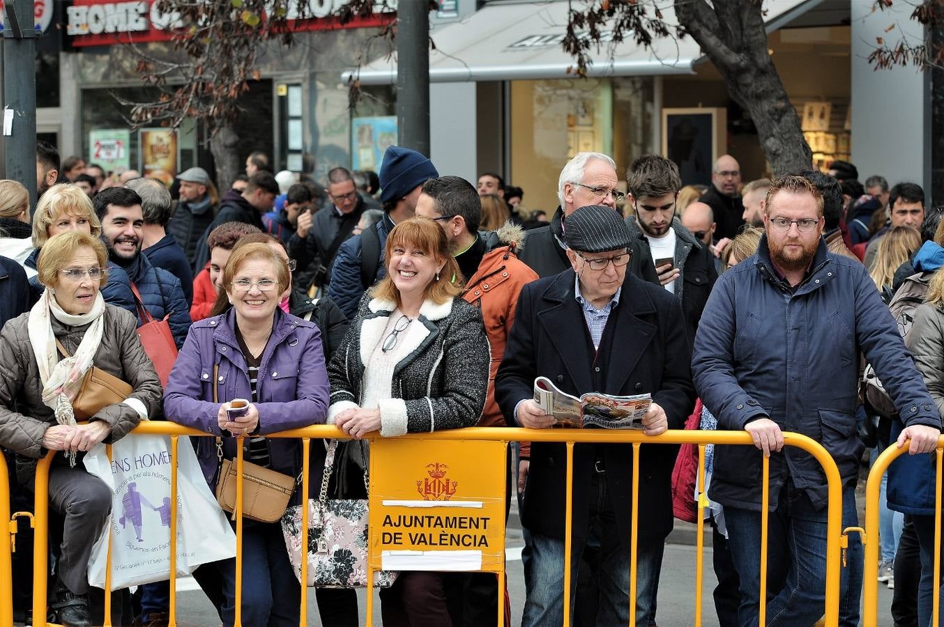 Fotos del público en la mascleta de hoy, 1 de marzo de 2018, la primera de estas Fallas, disparada por pirotecnia Peñarroja.