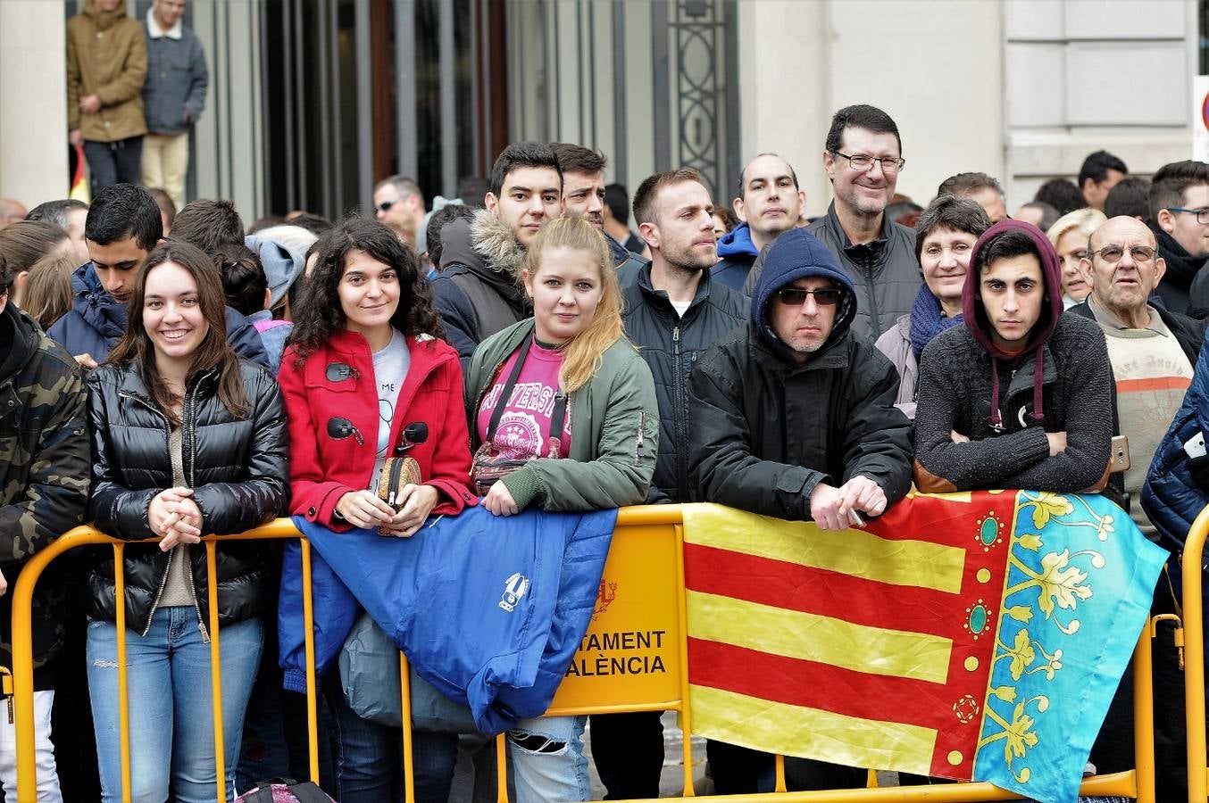 Fotos del público en la mascleta de hoy, 1 de marzo de 2018, la primera de estas Fallas, disparada por pirotecnia Peñarroja.