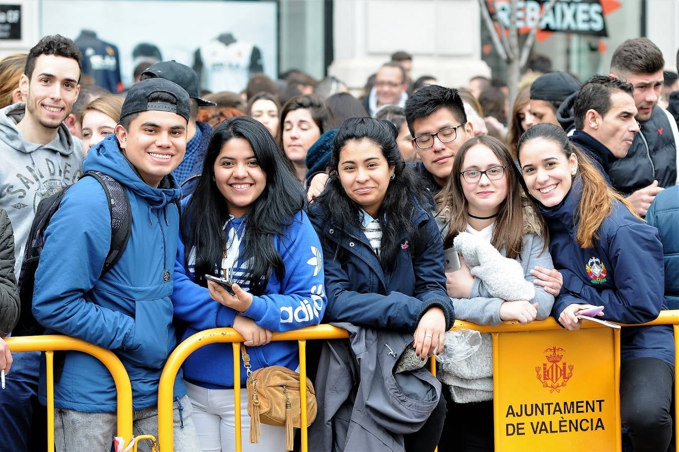 Fotos del público en la mascleta de hoy, 1 de marzo de 2018, la primera de estas Fallas, disparada por pirotecnia Peñarroja.