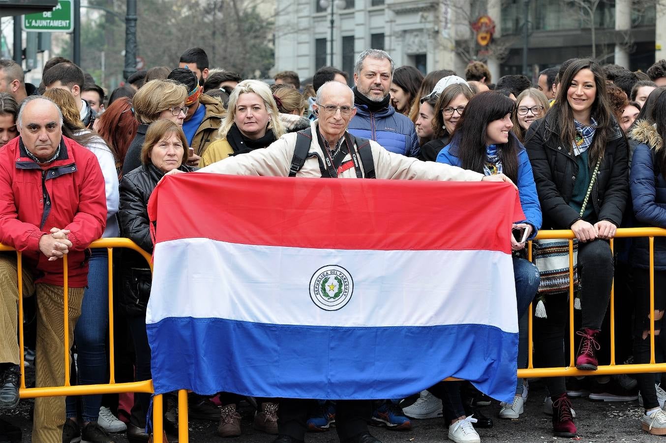 Fotos del público en la mascleta de hoy, 1 de marzo de 2018, la primera de estas Fallas, disparada por pirotecnia Peñarroja.