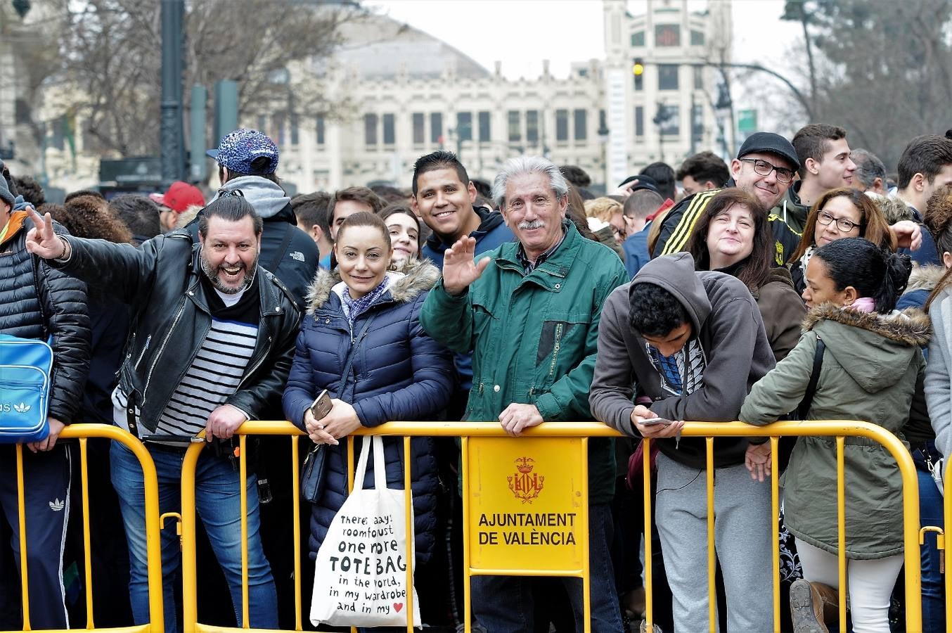 Fotos del público en la mascleta de hoy, 1 de marzo de 2018, la primera de estas Fallas, disparada por pirotecnia Peñarroja.