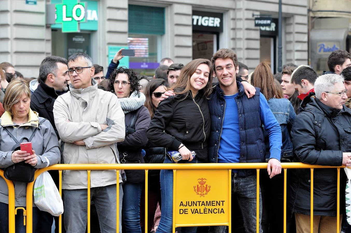 Fotos del público en la mascleta de hoy, 1 de marzo de 2018, la primera de estas Fallas, disparada por pirotecnia Peñarroja.