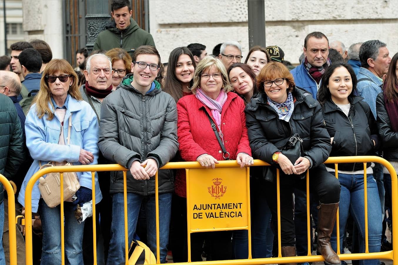 Fotos del público en la mascleta de hoy, 1 de marzo de 2018, la primera de estas Fallas, disparada por pirotecnia Peñarroja.
