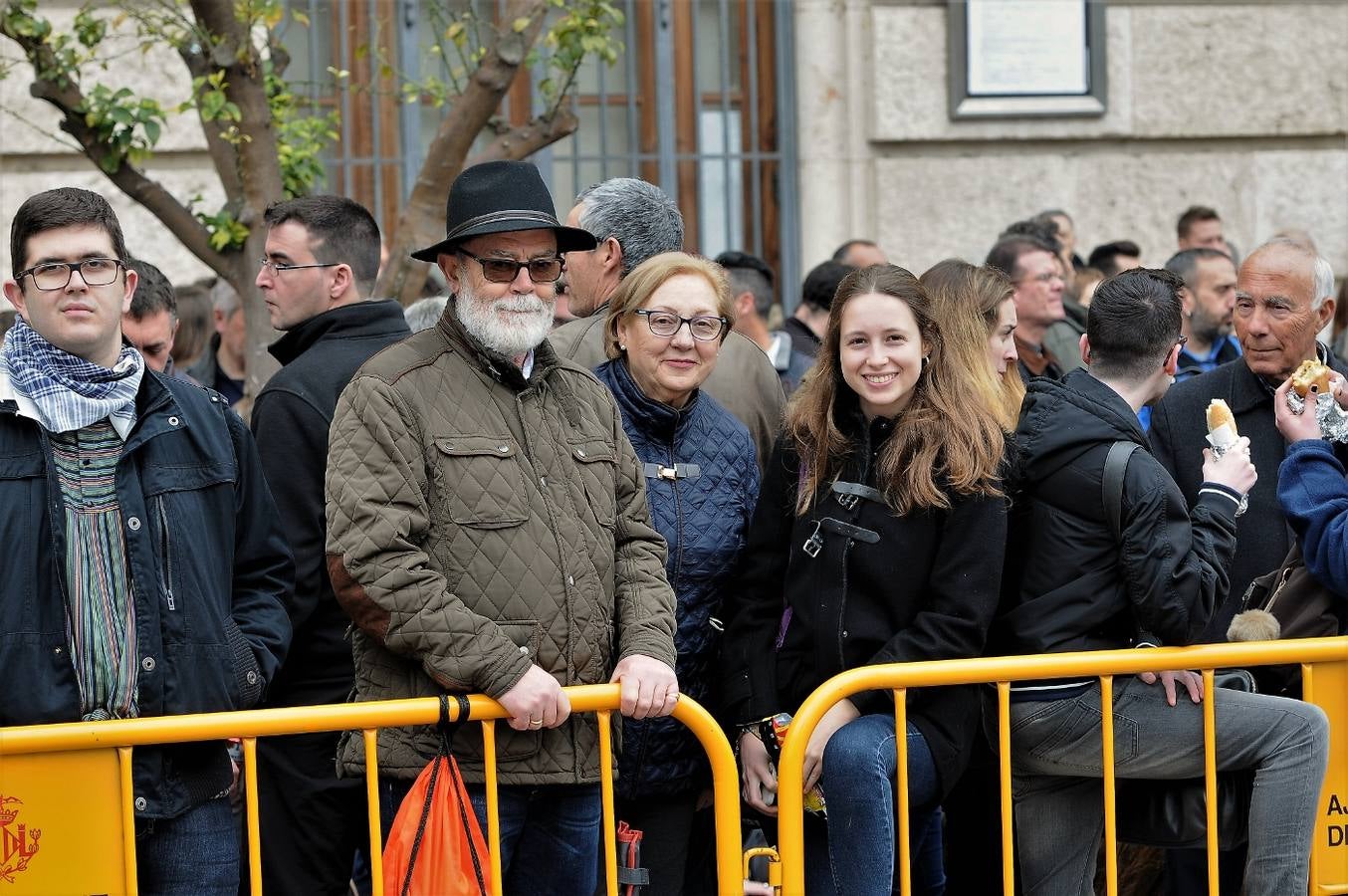 Fotos del público en la mascleta de hoy, 1 de marzo de 2018, la primera de estas Fallas, disparada por pirotecnia Peñarroja.