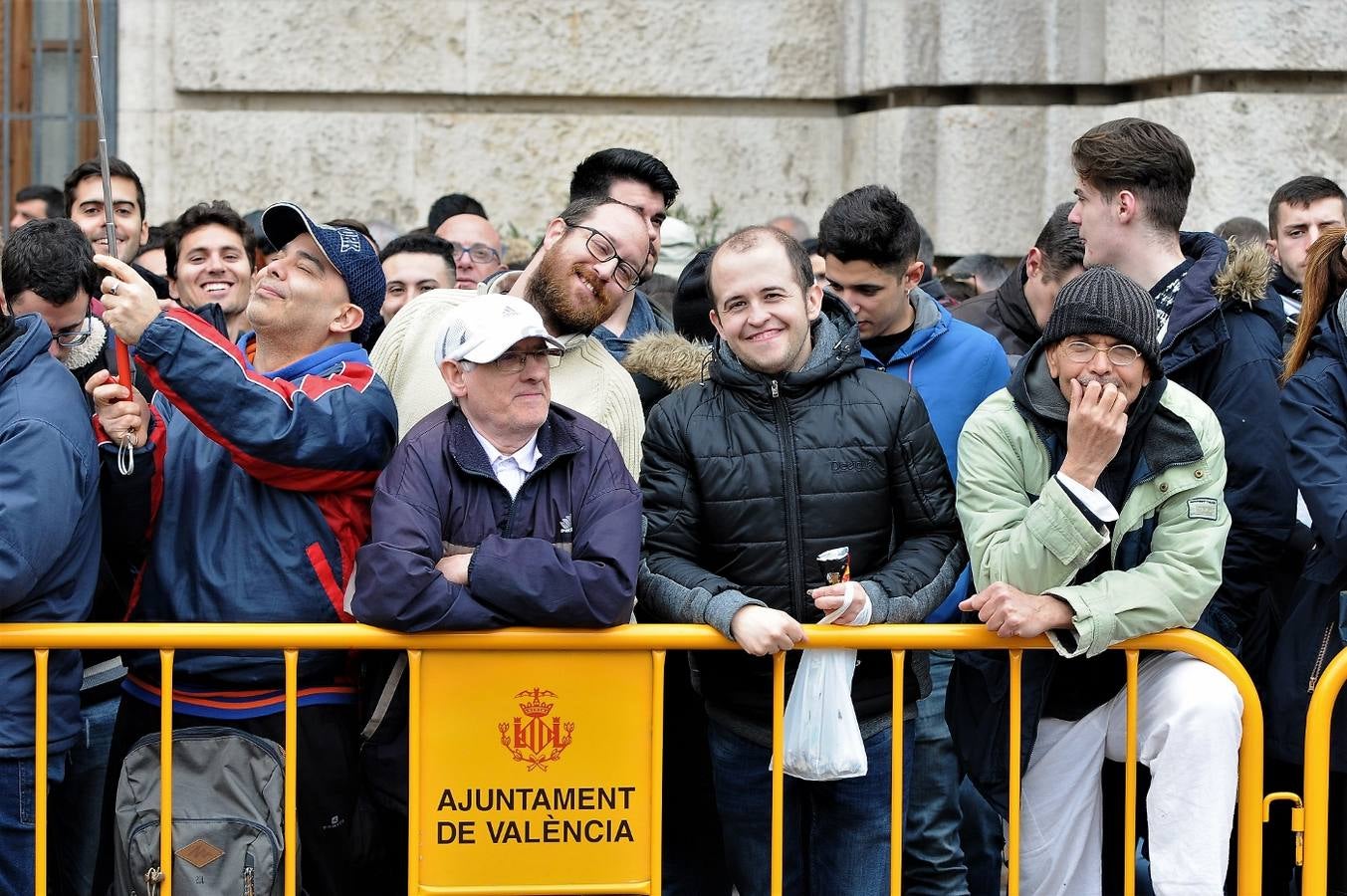Fotos del público en la mascleta de hoy, 1 de marzo de 2018, la primera de estas Fallas, disparada por pirotecnia Peñarroja.