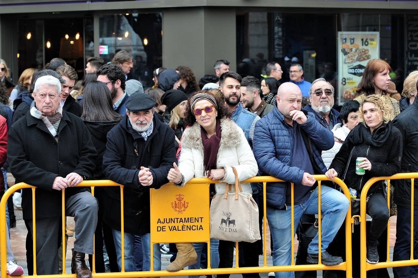 Fotos del público en la mascleta de hoy, 1 de marzo de 2018, la primera de estas Fallas, disparada por pirotecnia Peñarroja.