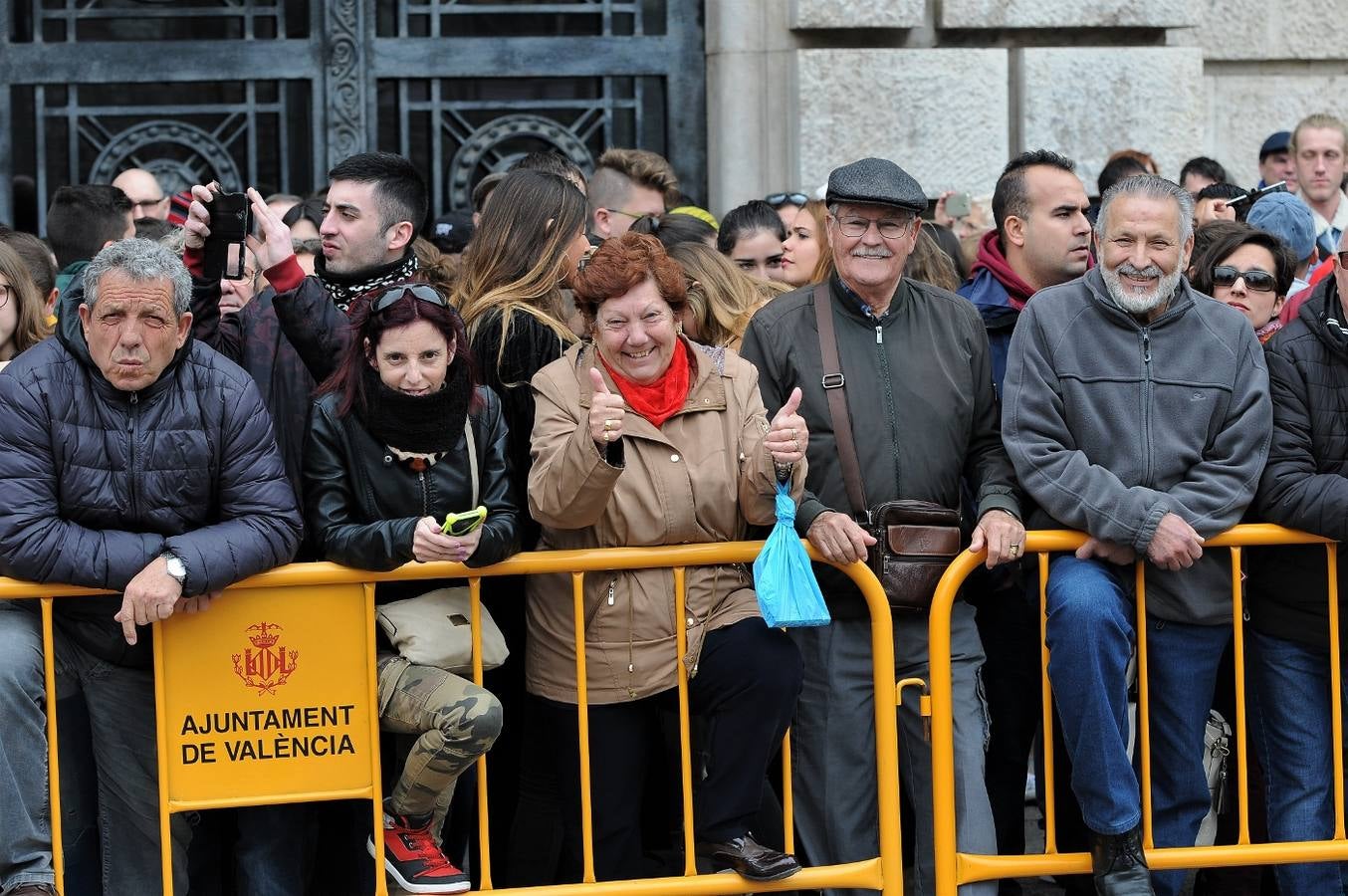 Fotos del público en la mascleta de hoy, 1 de marzo de 2018, la primera de estas Fallas, disparada por pirotecnia Peñarroja.