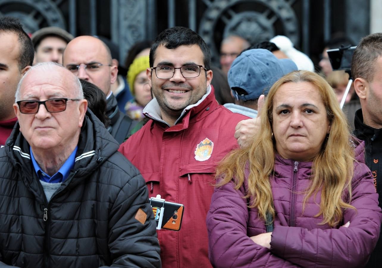 Fotos del público en la mascleta de hoy, 1 de marzo de 2018, la primera de estas Fallas, disparada por pirotecnia Peñarroja.