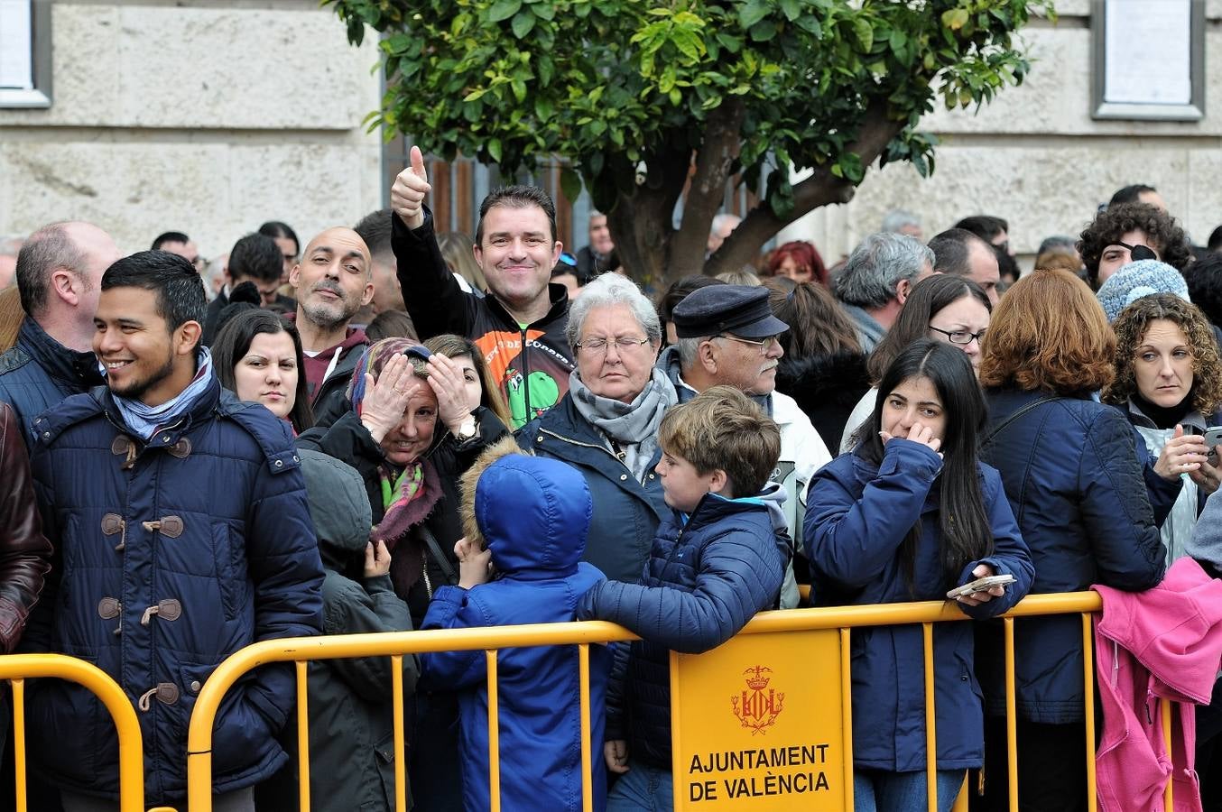 Fotos del público en la mascleta de hoy, 1 de marzo de 2018, la primera de estas Fallas, disparada por pirotecnia Peñarroja.
