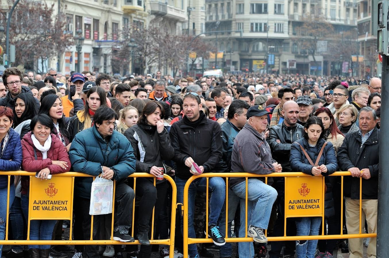 Fotos del público en la mascleta de hoy, 1 de marzo de 2018, la primera de estas Fallas, disparada por pirotecnia Peñarroja.