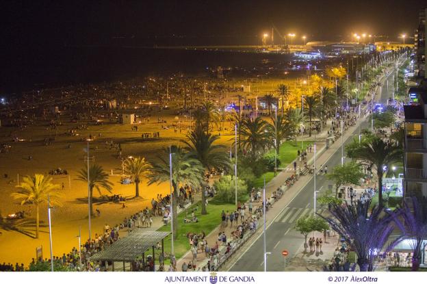 Vecinos y turistas llenan la playa y el paseo marítimo de Gandia durante la noche de San Juan de 2017. 