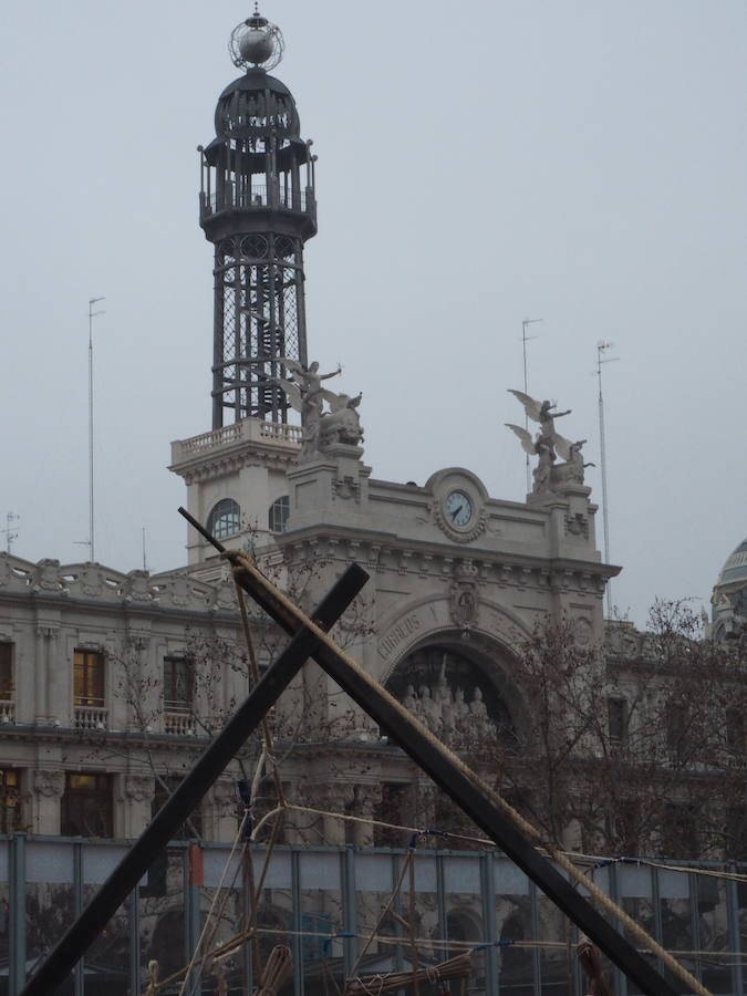 Pirotecnia Peñarroja ofrece un espectáculo clásico, contundente y completo que abre el calendario de disparos en la plaza del Ayuntamiento