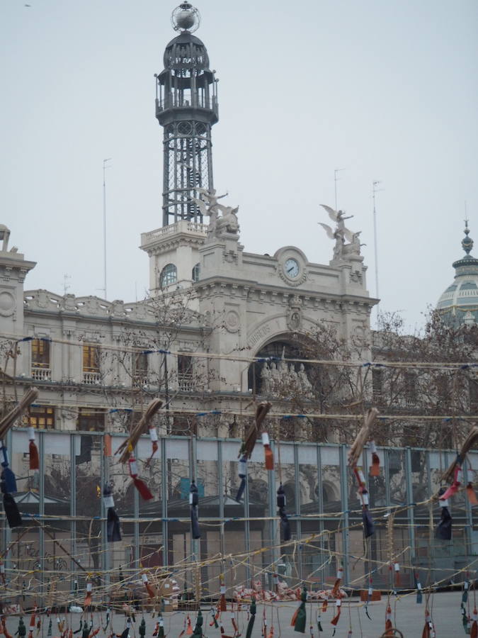Pirotecnia Peñarroja ofrece un espectáculo clásico, contundente y completo que abre el calendario de disparos en la plaza del Ayuntamiento