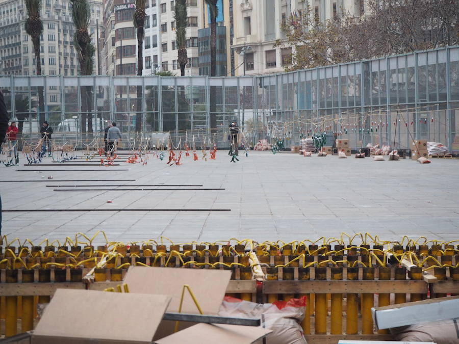 Pirotecnia Peñarroja ofrece un espectáculo clásico, contundente y completo que abre el calendario de disparos en la plaza del Ayuntamiento