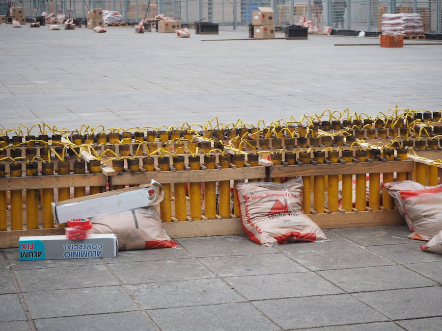 Pirotecnia Peñarroja ofrece un espectáculo clásico, contundente y completo que abre el calendario de disparos en la plaza del Ayuntamiento