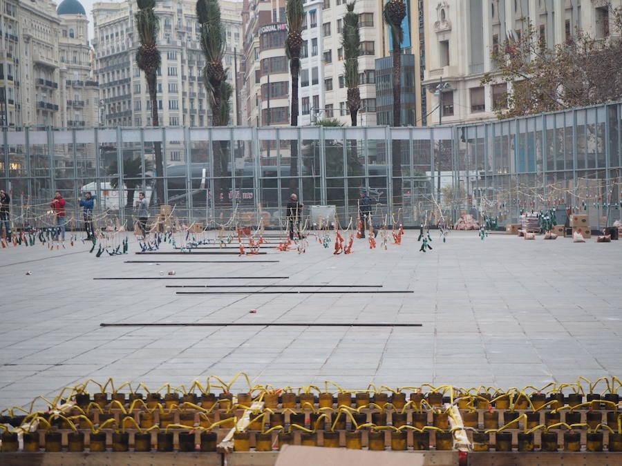 Pirotecnia Peñarroja ofrece un espectáculo clásico, contundente y completo que abre el calendario de disparos en la plaza del Ayuntamiento