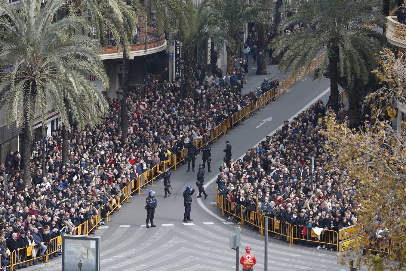 Pirotecnia Peñarroja ofrece un espectáculo clásico, contundente y completo que abre el calendario de disparos en la plaza del Ayuntamiento