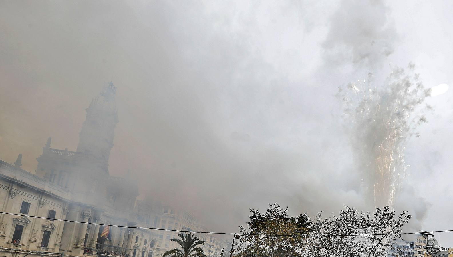 Pirotecnia Peñarroja ofrece un espectáculo clásico, contundente y completo que abre el calendario de disparos en la plaza del Ayuntamiento
