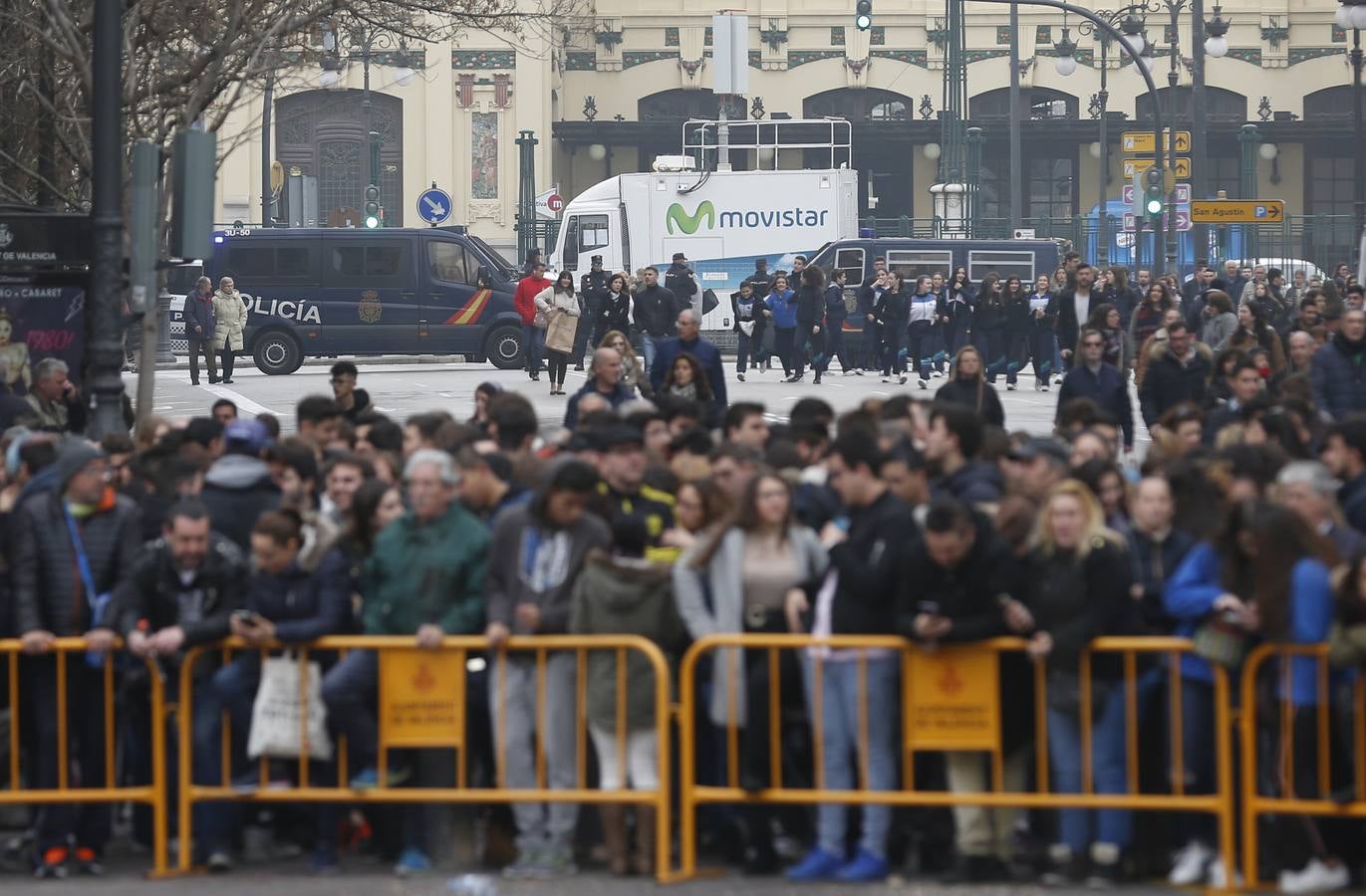 Pirotecnia Peñarroja ofrece un espectáculo clásico, contundente y completo que abre el calendario de disparos en la plaza del Ayuntamiento