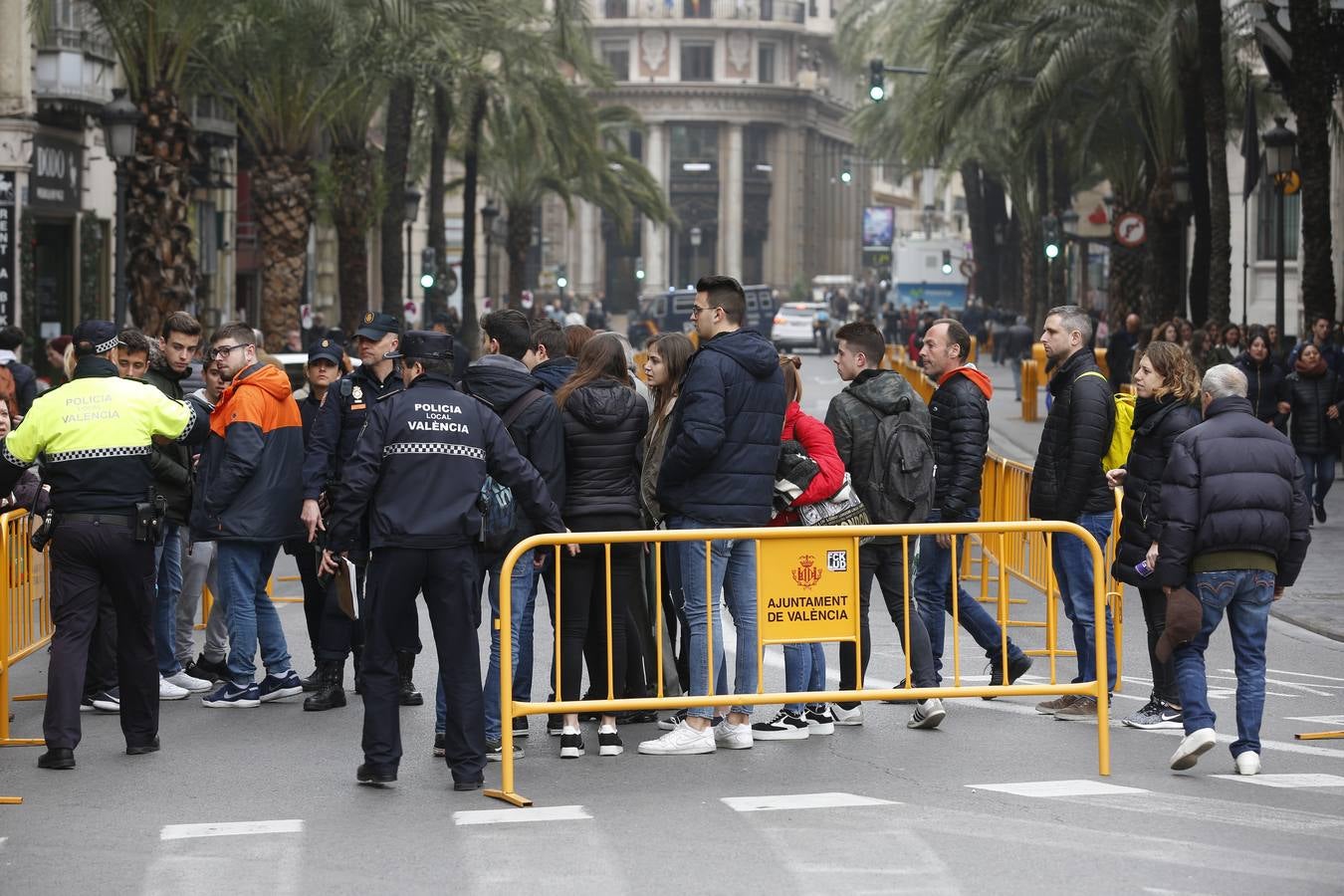 Pirotecnia Peñarroja ofrece un espectáculo clásico, contundente y completo que abre el calendario de disparos en la plaza del Ayuntamiento