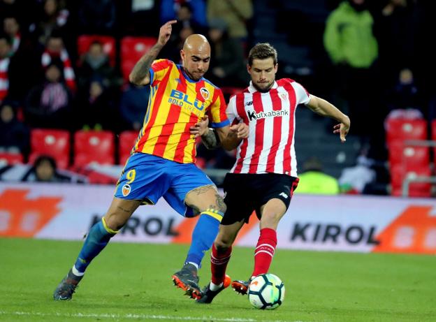 Zaza e Iñigo Martínez pelean por la posesión de balón durante el Athletic-Valencia. 